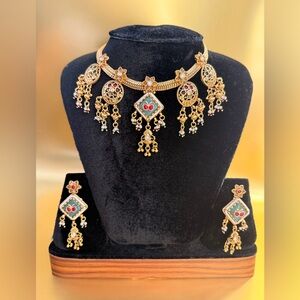 Gold-Tone Traditional Choker Necklace Set with Green & Red Accents